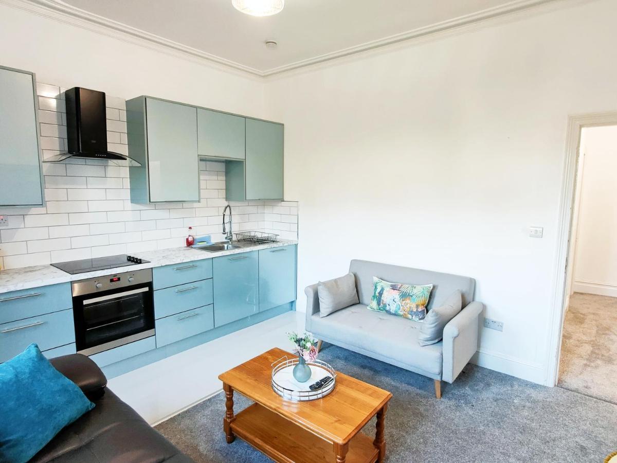Flat-C, 4 Adults, 20 Mins To Beach, Netflix, Wifi, Sleeps 4 Adults Bornemouth Extérieur photo